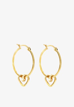 Goldene Creolen mit einem glatten, kreisförmigen Design und miteinander verflochtenen Herzakzenten am unteren Rand. Elegante und leichte Metallkonstruktion.