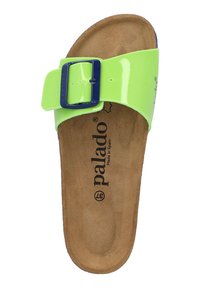 Sandal slide in patinato verde brillante con una fascia ampia e una fibbia blu, suola interna morbidamente testurizzata marrone e marchio sulla soletta.