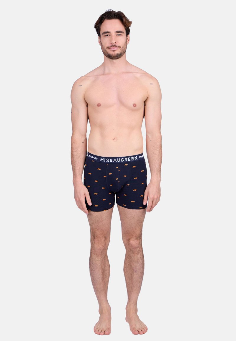 Boxers noirs avec des motifs d'animaux orange, taille élastique portant l'étiquette "Miseaugreen", design ajusté, en coton et longueur mi-cuisse.