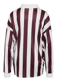 Langsleeve rugbyshirt met brede verticale bordeauxrode en witte strepen, witte kraag en witte manchetten, getoond vanuit de achterkant.