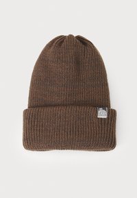 Brączowa, prążkowana czapka beanie z mankietem i małą czarno-białą metką z logo globu i robaka.