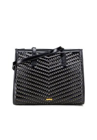 Schwarze Lederhandtasche mit gestepptem Chevron-Muster, verziert mit goldenen Nieten. Verfügt über zwei Griffe und einen abnehmbaren Schulterriemen.