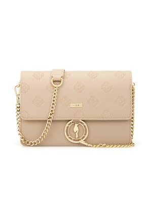 Beżowa skórzana torebka na ramię z wytłoczonymi logo, złotym łańcuszkiem jako paskiem oraz okrągłym złotym ozdobnym zapięciem na przednim klapie.