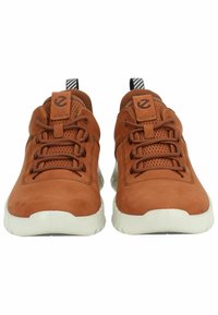 Braune Leder-Sneaker mit glatter Oberfläche, durchbrochenen Einsätzen, runden Schnürsenkeln, weißen Gummisohlen und Akzentstreifen auf den Fersenlaschen.