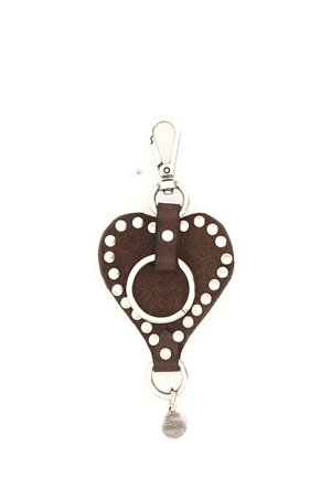 Portachiavi in pelle marrone scuro a forma di cuore con borchie argento, un grande anello rotondo, una chiusura in alto e un piccolo ciondolo metallico pendente.
