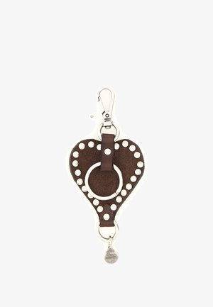 Portachiavi in pelle marrone scuro a forma di cuore con borchie argento, un grande anello rotondo, una chiusura in alto e un piccolo ciondolo metallico pendente.
