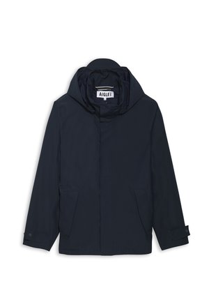 Veste imperméable navy avec capuche, poches avant et accents en bouton. Fabriquée à partir d'un matériau durable avec une texture lisse et mate.
