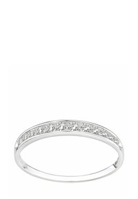 Sudraba gredzens ar mazu, apaļu caurspīdīgu akmeņu rindu, kas izkārtota gar augšpusi. Gluda, pulēta apdare ar minimālistisku dizainu.