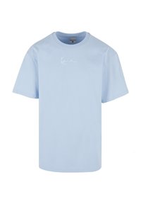 Ανοιχτό μπλε βαμβακερό t-shirt με στρογγυλή λαιμόκοψη και κοντά μανίκια. Διαθέτει διακριτικό λευκό κέντημα λογότυπου στο στήθος. Λείος υφασμάτινος.