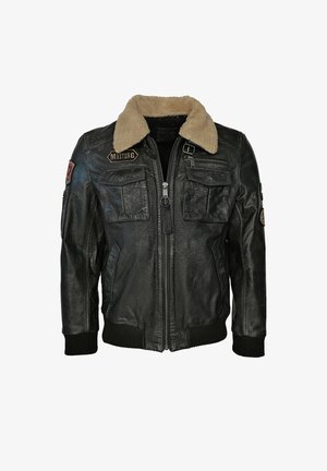 Schwarze Lederjacke mit einem hellbraunen Schafsfellkragen, Frontreißverschluss, mehreren Taschen und gerippten Manschetten. Enthält gestickte Details und Aufnäher.