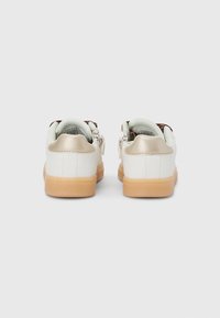 Λευκά αθλητικά παπούτσια με λείο συνθετικό άνω μέρος, χρυσές λεπτομέρειες στη φτέρνα και σόλα από καουτσούκ. Στρογγυλεμένο σχήμα με χαμηλό κόψιμο.