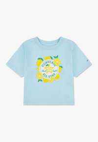 Ανοιχτό μπλε κοντομάνικο t-shirt με στρογγυλή λαιμόκοψη, διακοσμημένο με κίτρινο και πράσινο γραφικό θέμα λεμονιών, που περιλαμβάνει κείμενο και αστέρια.