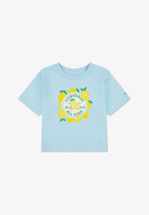 Lichtblauw T-shirt met korte mouwen en een ronde hals, met een geelgroene citroenthema-afbeelding, inclusief tekst en sterren.