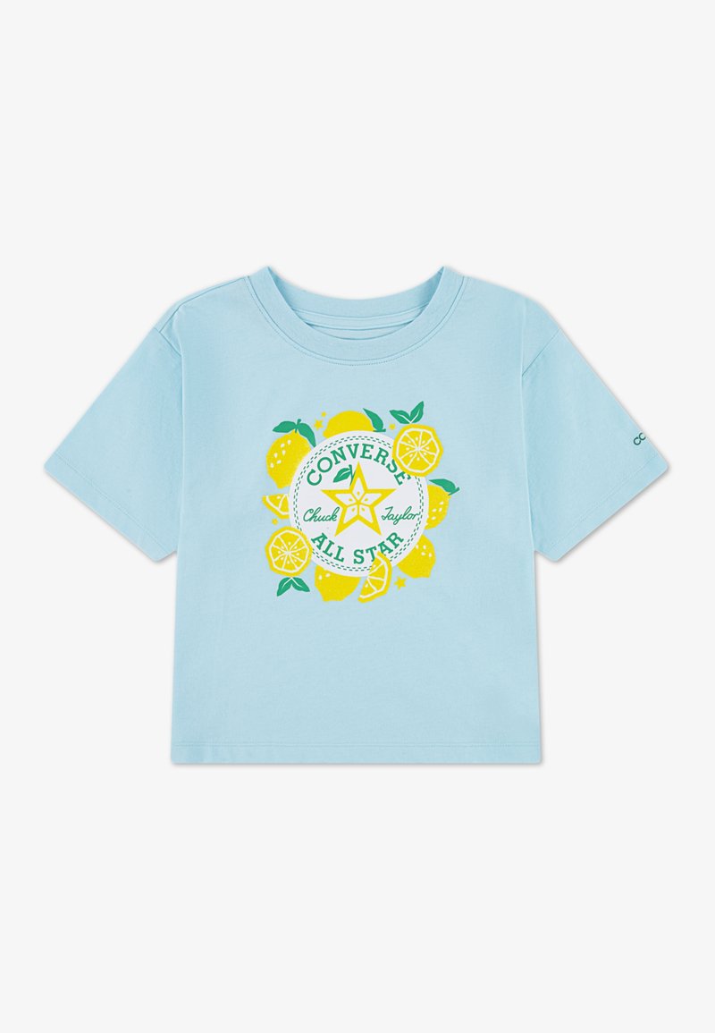 Ανοιχτό μπλε κοντομάνικο t-shirt με στρογγυλή λαιμόκοψη, διακοσμημένο με κίτρινο και πράσινο γραφικό θέμα λεμονιών, που περιλαμβάνει κείμενο και αστέρια.