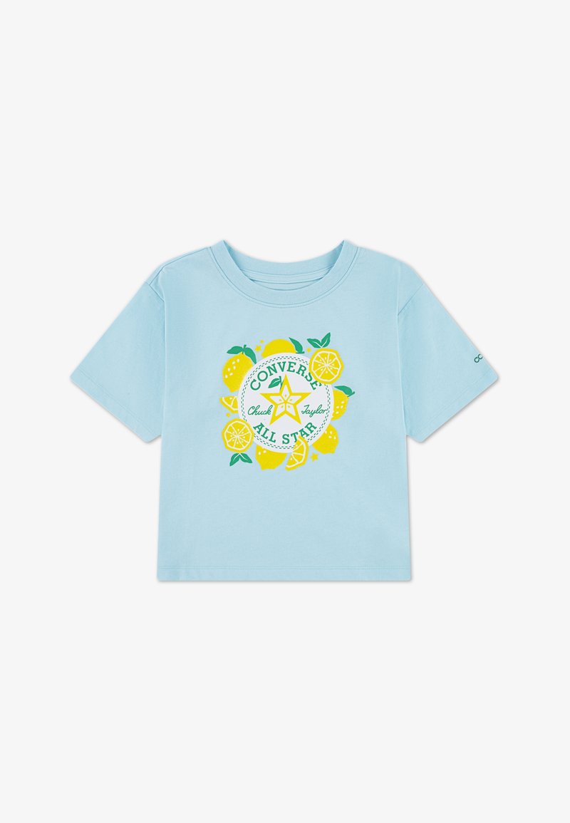 Ανοιχτό μπλε κοντομάνικο t-shirt με στρογγυλή λαιμόκοψη, διακοσμημένο με κίτρινο και πράσινο γραφικό θέμα λεμονιών, που περιλαμβάνει κείμενο και αστέρια.