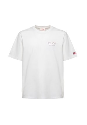 T-shirt bianca a maniche corte con scritta rossa "SO' DAZI amari!" sul petto e piccolo logo rosso sulla manica sinistra.