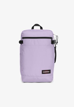 Violet fabric backpack yang dilengkapi dengan kantong resleting di depan, tali yang dapat disesuaikan, kantong samping, dan label merek di bagian bawah.