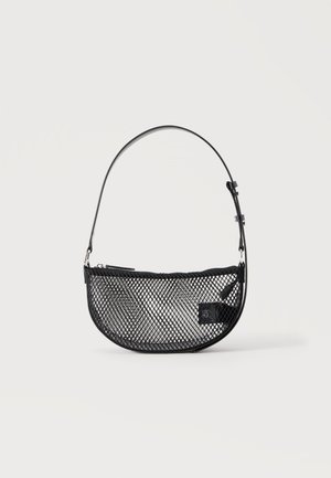 Sort mesh halvmåne håndtaske med en kort justerbar læderrem og lynlåslukning på en ensartet lys baggrund.