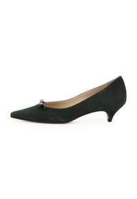 Décolleté in suede verde con punta affusolata, piccolo fiocco nero sul davanti e tacco basso. Fodera interna liscia.