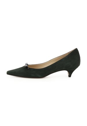 Décolleté in suede verde con punta affusolata, piccolo fiocco nero sul davanti e tacco basso. Fodera interna liscia.
