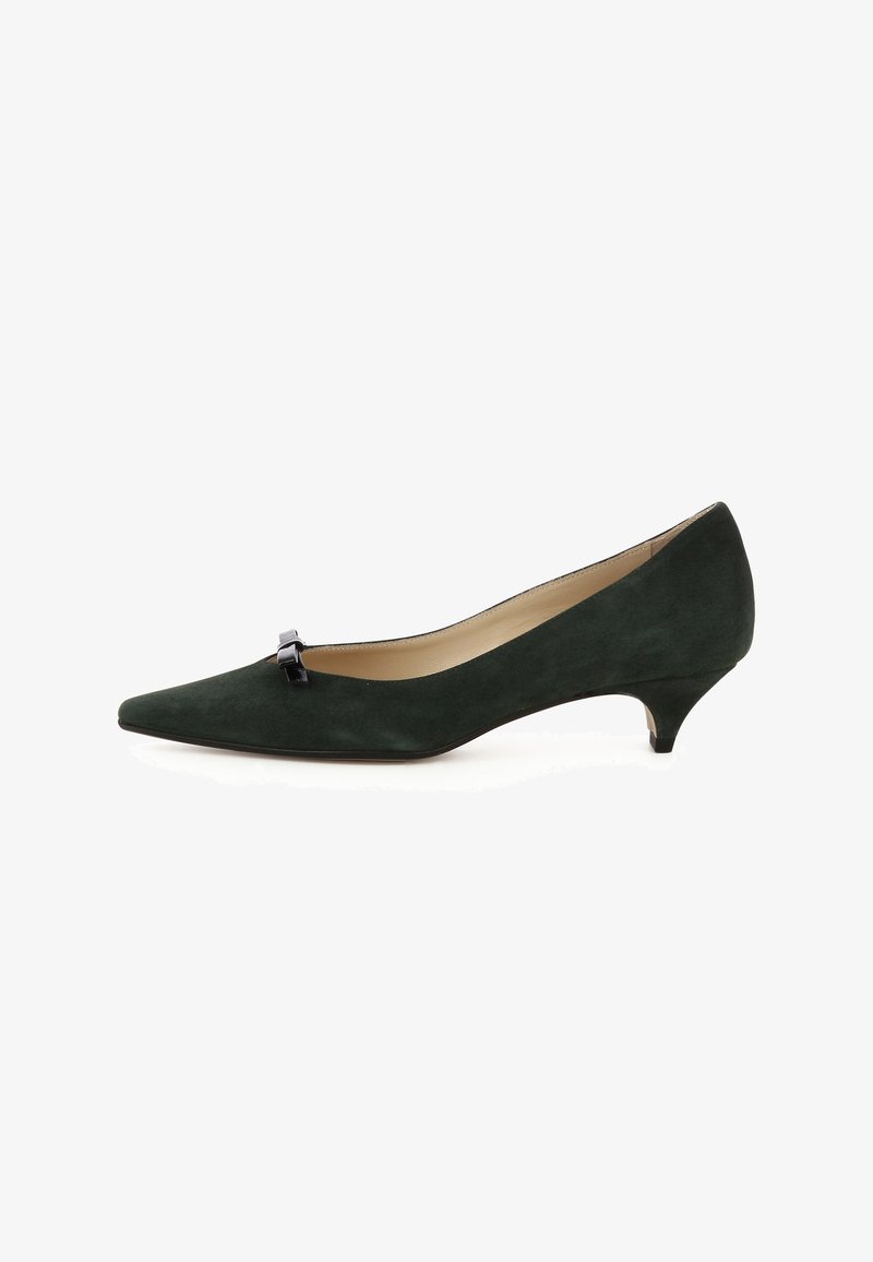 Décolleté in suede verde con punta affusolata, piccolo fiocco nero sul davanti e tacco basso. Fodera interna liscia.