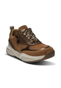 Bruine suède sneakers met leoprint veters, een zijrits en een textuurcrème zool. Bevatte gladde lederen accenten en een gewatteerd ontwerp.