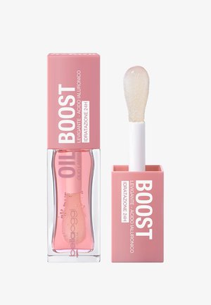 Tubetto di olio per labbra rosa etichettato "BOOST" con acido ialuronico e idratazione, che mostra un liquido chiaro all'interno e un applicatore bianco.