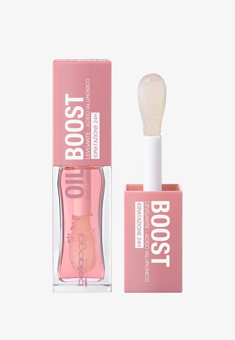 Tubetto di olio per labbra rosa etichettato "BOOST" con acido ialuronico e idratazione, che mostra un liquido chiaro all'interno e un applicatore bianco.