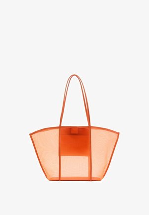 Borsa tote in rete arancione con due manici lunghi, design aperto, forma trapezoidale e chiusura centrale a bottone. Leggera e traslucida.