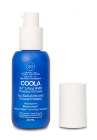 Blaue Kunststoffflasche mit einem weißen Pumpspender; beschriftet "COOLA Refreshing Water Plumping Gel Serum", 30 ml, SPF 30, mit biologischen Inhaltsstoffen.