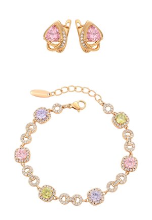 Armbånd i gulddouble med flerfarvede runde ædelsten og matchende øreringe i gulddouble med lyserøde trekantede sten og små klare krystaller.