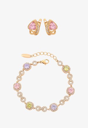 Bransoletka w kolorze złota z wielokolorowymi, okrągłymi kamieniami szlachetnymi oraz pasujące kolczyki w kolorze złota z różowymi trójkątnymi kamieniami i małymi przezroczystymi kryształami.