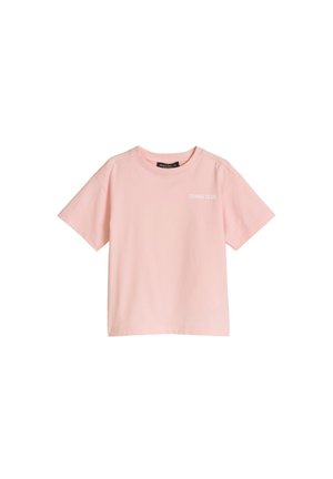 Hellrosa T-Shirt mit kurzen Ärmeln und Rundhalsausschnitt sowie kleinem weißem "Tennis Club"-Schriftzug auf der oberen linken Brust.
