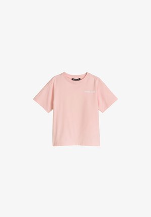 T-shirt rose clair à manches courtes avec col rond et petit texte blanc « Tennis Club » en haut à gauche de la poitrine.