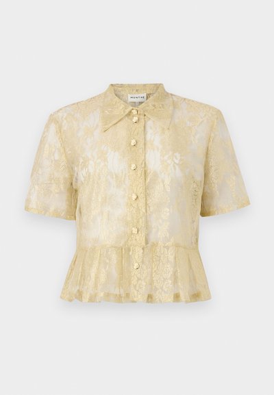 Blouse en dentelle florale dorée transparente à manches courtes, avec boutons sur le devant, col et ourlet à volants, par Munthe.