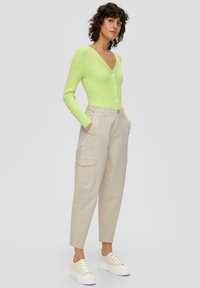 s.Oliver MIT SUPER HIGH WAIST - Cargohose - beige