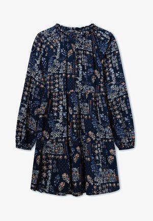 Mørkeblå kjole med lange ærmer med blandet blomster- og geometrisk lapwork mønster i hvid, lyseblå og rustfarver, med rynket halsudskæring og manchetter.
