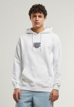 Hvit hettegenser med frontlomme, snøring ved hetten, og brodert "nyc" logo. Mykt stoff, avslappet passform, med ribbestrikkede mansjetter på ermene.
