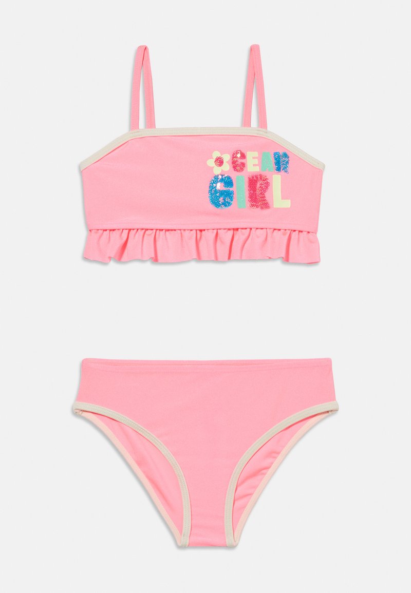 Maillot de bain deux pièces rose avec bretelles fines, ourlet à volants sur le haut, et texte "Ocean Girl" avec une fleur sur le côté gauche du haut.