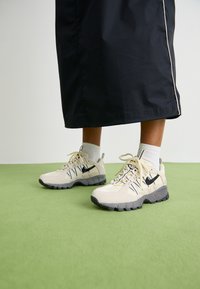 AIR HUMARA - Zapatillas - pale ivory/black/coconut milk/sail/white