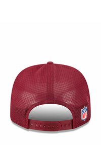 Rote Mesh-Baseballmütze mit Snapback-Verschluss, geprägtem "Washington Commanders"-Text auf der Rückseite und NFL-Schild-Logo.