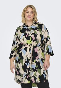 Μακριά, πουκάμισο με κουμπιά σε πολύχρωμο αφηρημένο μοτίβο με αποχρώσεις πράσινου, μπλε, ροζ και μαύρου. Περιέχει γιακά και ζώνη στη μέση.