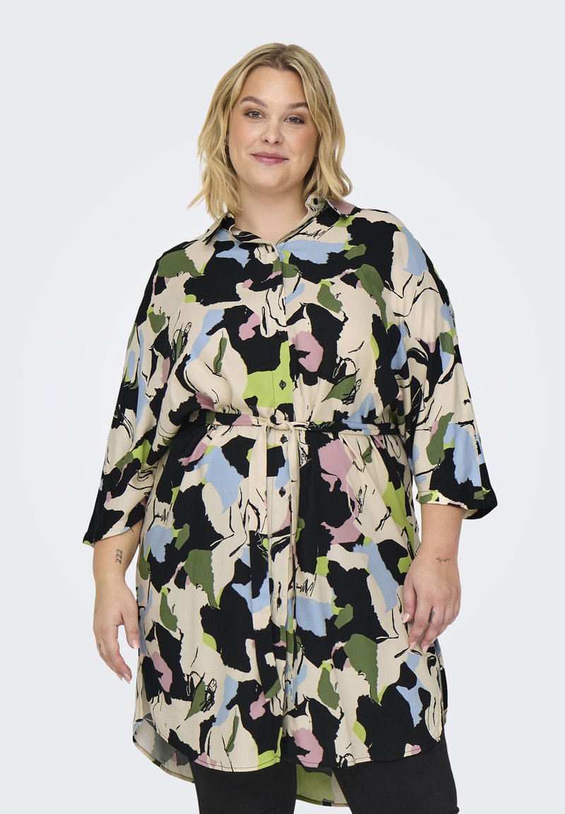 Μακριά, πουκάμισο με κουμπιά σε πολύχρωμο αφηρημένο μοτίβο με αποχρώσεις πράσινου, μπλε, ροζ και μαύρου. Περιέχει γιακά και ζώνη στη μέση.