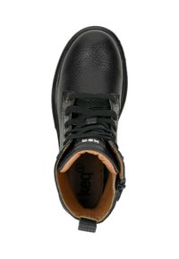 Zwarte leren enkellaars met een gestructureerde afwerking, vetersluiting aan de voorkant, bruine binnenvoering en een klein aantrekhuikje op de hiel.