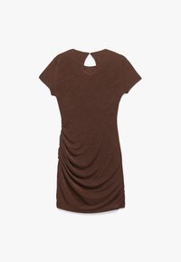 Robe courte marron à manches courtes avec un dos en trou de serrure, tissu drapé sur le côté et une texture douce. Design simple et ajusté.