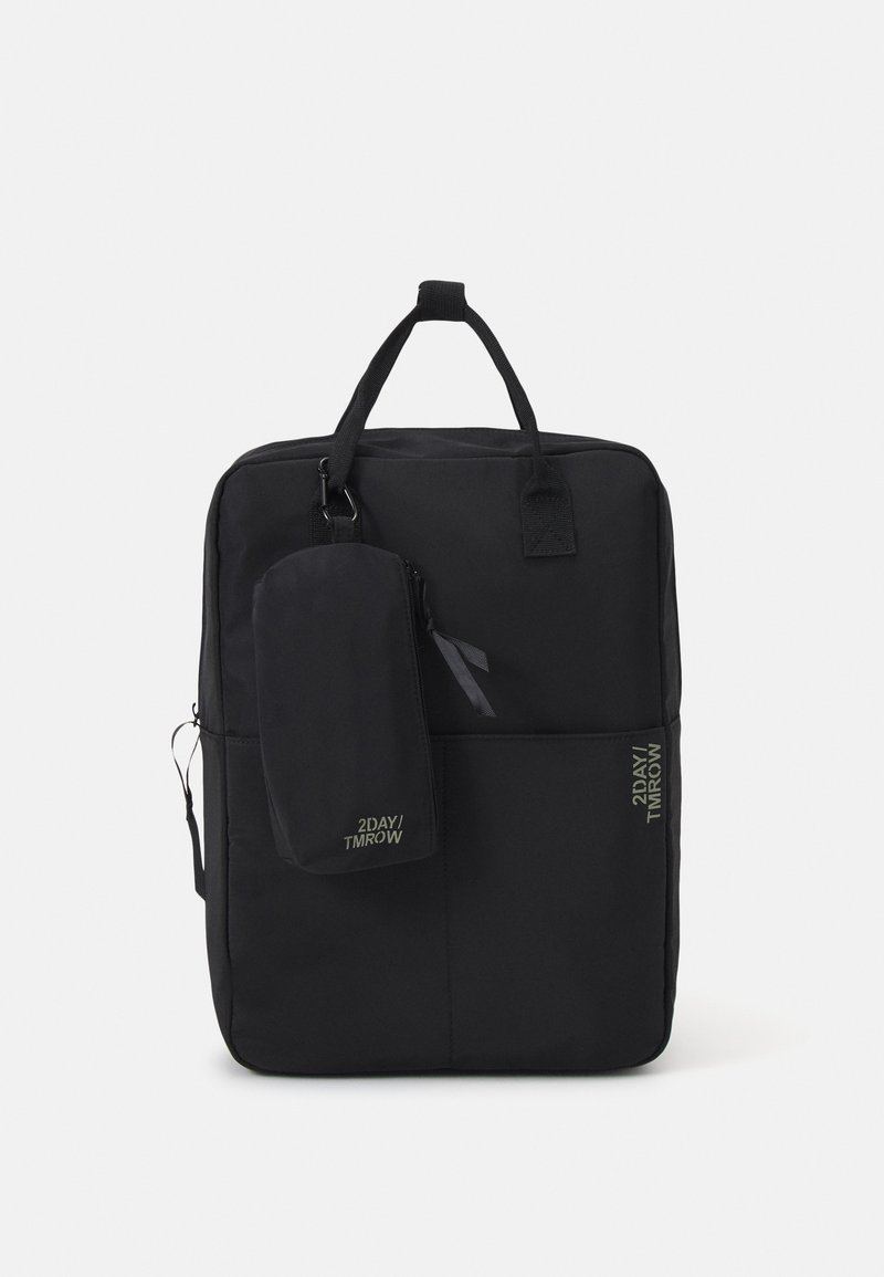 Sac à dos rectangulaire noir avec poignées supérieures et poche zippée attachée, marqué « 2DAY/TMRW », présenté sur un fond clair uni.