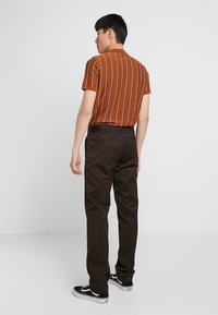 Carhartt WIP MASTER PANT ciemnobrązowy