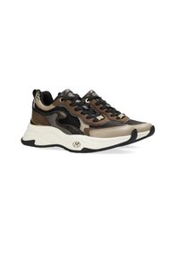 Hnědé a černé tenisky jsou vyrobeny z síťoviny a zamšové kůže. Silná bílá podrážka, černá gumová podrážka a zlaté kovové akcenty.