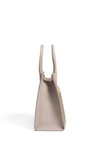 Sac fourre-tout en cuir gris clair avec deux poignées allongées, fermeture zippée et surface texturée ; présente un accent de fermeture éclair doré.