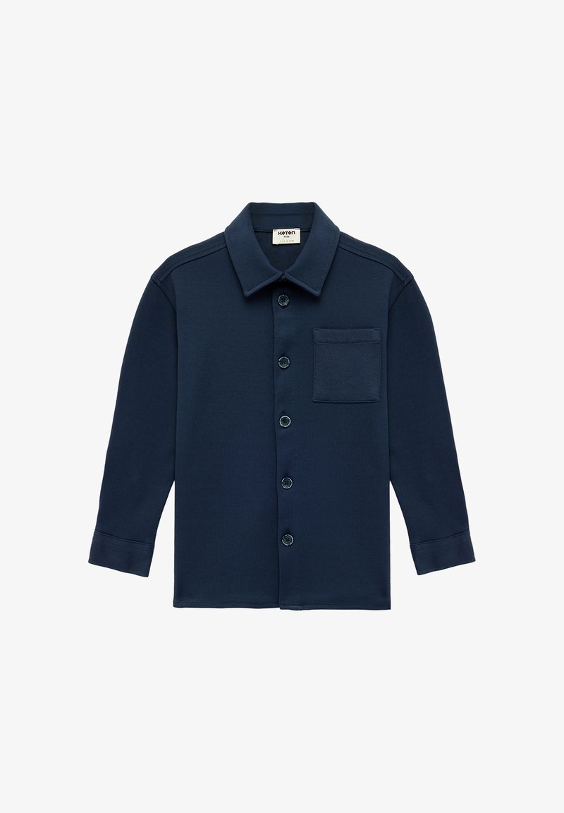 Chemise marine à boutons avec col, manches longues, une poche poitrine et cinq boutons à l'avant. Le matériau semble lisse et léger.